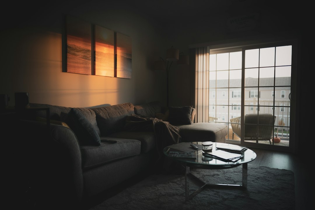 Helles Wohnzimmer mit Tageslicht am Fenster – Symbolbild für sommerliches Lüften